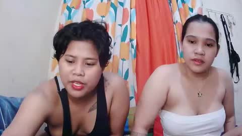 Snapshot of twowetcuties chatting on February 25, 7:42 am Lyn and lea online show from February 25, 7:42 am