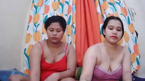 Snapshot of twowetcuties chatting on February 25, 11:44 pm Lyn and lea online show from February 25, 11:44 pm