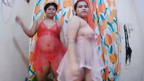 Snapshot of twowetcuties chatting on February 26, 5:53 am Lyn and lea online show from February 26, 5:53 am