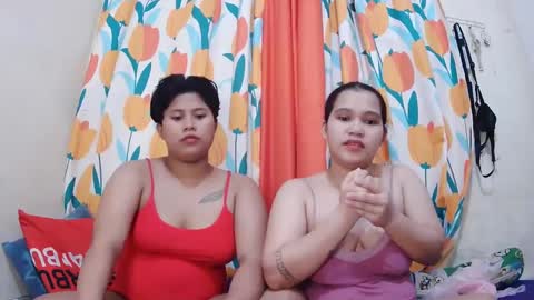 Snapshot of twowetcuties chatting on February 26, 8:59 am Lyn and lea online show from February 26, 8:59 am