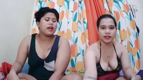 Snapshot of twowetcuties chatting on February 28, 9:36 am Lyn and lea online show from February 28, 9:36 am