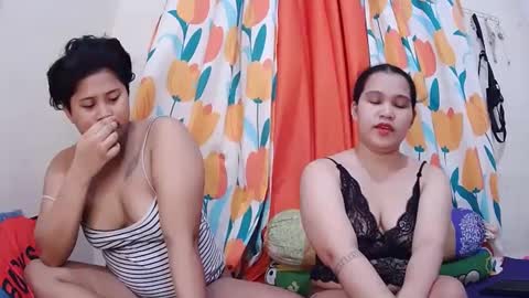 Snapshot of twowetcuties chatting on March 5, 6:01 am Lyn and lea online show from March 5, 6:01 am