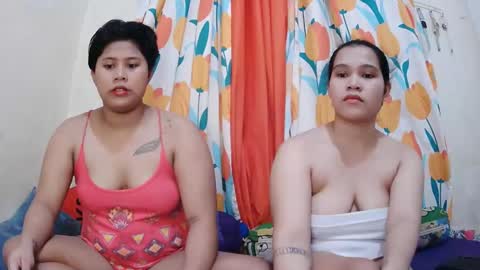 Snapshot of twowetcuties chatting on March 6, 5:46 am Lyn and lea online show from March 6, 5:46 am