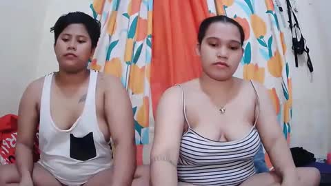 Snapshot of twowetcuties chatting on March 11, 10:40 am Lyn and lea online show from March 11, 10:40 am