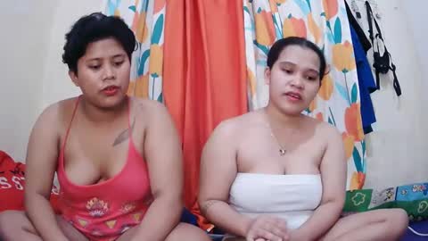 Snapshot of twowetcuties chatting on March 12, 6:18 am Lyn and lea online show from March 12, 6:18 am