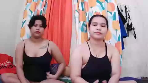 Snapshot of twowetcuties chatting on March 12, 11:54 pm Lyn and lea online show from March 12, 11:54 pm