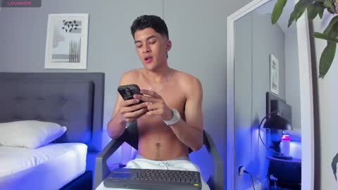 Snapshot of tyler_fox_ chatting on September 22, 9:28 pm Tyler Fox online show from September 22, 9:28 pm
