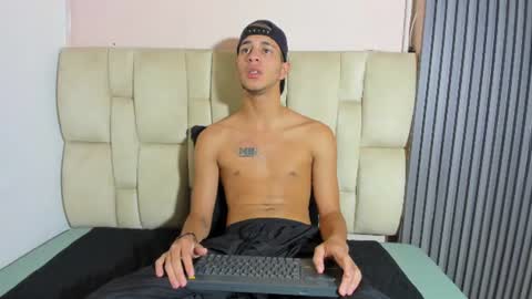 Snapshot of tyler_noir chatting on June 27, 12:22 pm tyler_noir online show from June 27, 12:22 pm