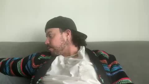 Tyleruzi online show from December 4, 6:39 pm