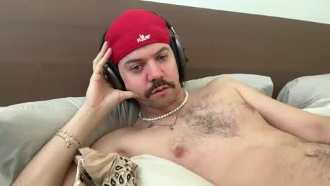 Tyleruzi online show from December 6, 4:17 pm