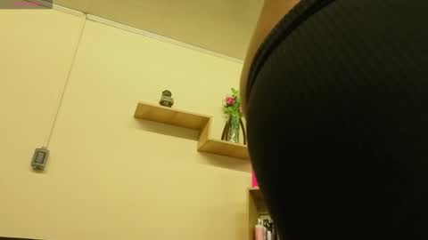 Snapshot of tylla__ chatting on February 17, 2:30 am tylla__ online show from February 17, 2:30 am