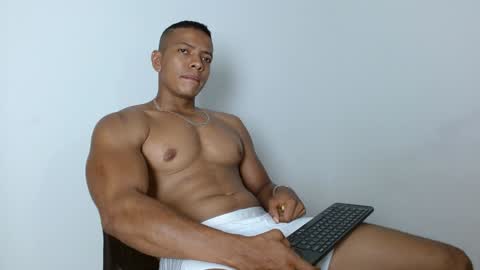 Felipe  model independent online show from December 31, 10:45 pm