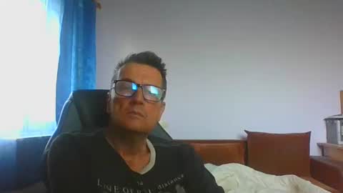 Snapshot of ulmeni4 chatting on June 5, 3:35 am ulmeni4 online show from June 5, 3:35 am