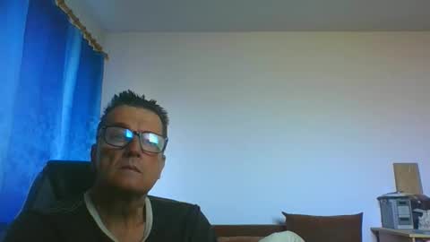 Snapshot of ulmeni4 chatting on June 8, 5:19 am ulmeni4 online show from June 8, 5:19 am