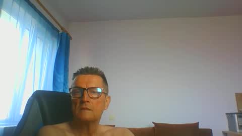Snapshot of ulmeni7 chatting on March 17, 7:23 am ulmeni7 online show from March 17, 7:23 am