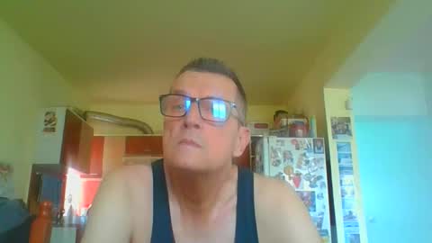 Snapshot of ulmeni7 chatting on April 3, 7:39 am ulmeni7 online show from April 3, 7:39 am