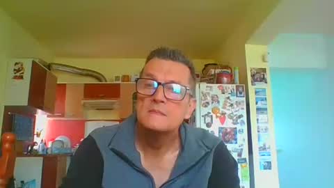 Snapshot of ulmeni7 chatting on April 13, 10:10 am ulmeni7 online show from April 13, 10:10 am
