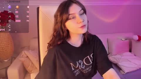 Una  online show from December 6, 9:32 am