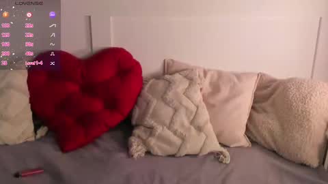 Una  online show from February 17, 11:23 am