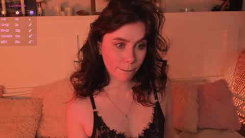 Una  online show from March 26, 9:26 am