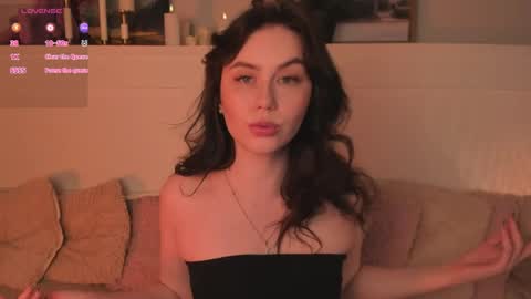 Una  online show from April 2, 10:57 am