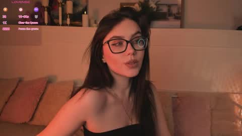 Una  online show from April 4, 10:24 am