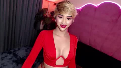 Snapshot of unbeknownst2kylie chatting on April 15, 10:44 am kylie online show from April 15, 10:44 am