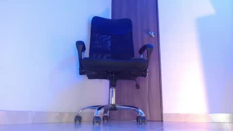 Snapshot of underlana____ chatting on April 29, 12:05 am online show from April 29, 12:05 am