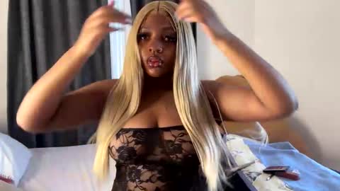 Snapshot of unholybaddie chatting on December 19, 11:17 am Unholybaddie online show from December 19, 11:17 am