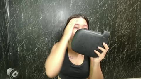 Snapshot of ur_prettychelsie18 chatting on May 16, 9:17 am ur_prettychelsie18 online show from May 16, 9:17 am