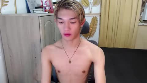 Snapshot of urasian_john20 chatting on June 10, 7:07 am urasian_john20 online show from June 10, 7:07 am