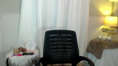 Snapshot of urcrushnextdoor_ chatting on February 9, 3:23 pm urcrushnextdoor_ online show from February 9, 3:23 pm