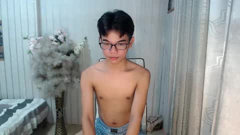 Snapshot of urdreamboy_doms chatting on April 21, 5:50 pm urdreamboy_doms online show from April 21, 5:50 pm
