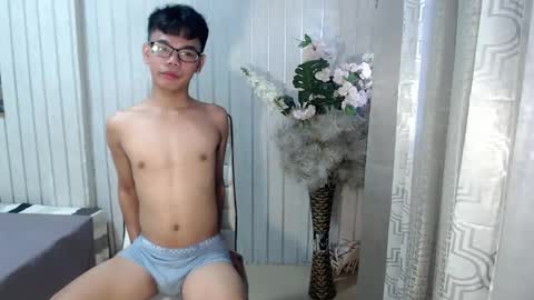 Snapshot of urdreamboy_doms chatting on April 27, 5:49 am urdreamboy_doms online show from April 27, 5:49 am