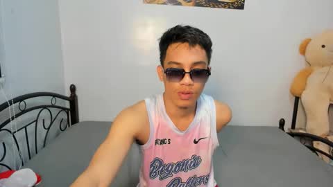 urfucker_vinz online show from February 16, 4:30 am