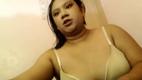 Snapshot of urhotmariahclara chatting on June 1, 12:29 pm Anna online show from June 1, 12:29 pm