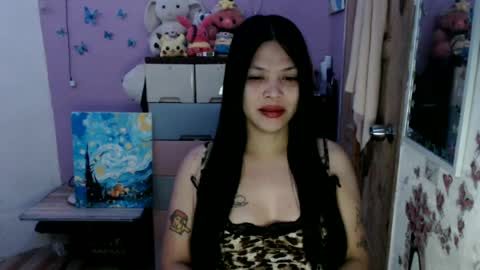Snapshot of urpreciouspinayxxx chatting on June 25, 11:15 am hi im kim online show from June 25, 11:15 am