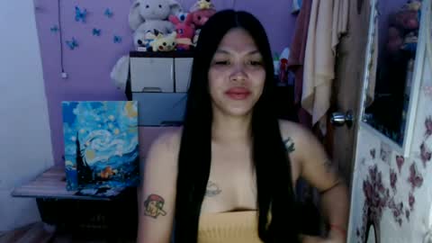 Snapshot of urpreciouspinayxxx chatting on July 7, 10:52 am hi im kim online show from July 7, 10:52 am
