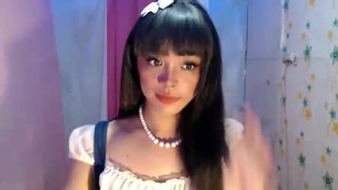 Snapshot of ursexy_debra chatting on April 4, 6:33 am TYRA online show from April 4, 6:33 am