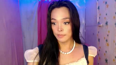 Snapshot of ursexy_debra chatting on April 8, 7:03 pm TYRA online show from April 8, 7:03 pm