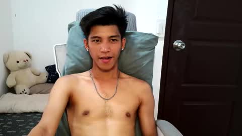 Snapshot of ursweetie_boy chatting on April 22, 7:33 am ursweetie_boy online show from April 22, 7:33 am