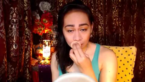 Snapshot of urtimelessbeauty chatting on December 12, 9:26 pm Merca online show from December 12, 9:26 pm