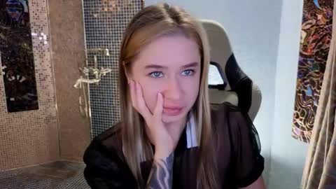 Leila online show from November 26, 2:18 pm