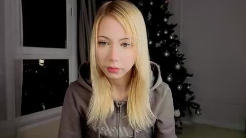 Snapshot of uwu_flower chatting on February 12, 1:39 pm Chloe online show from February 12, 1:39 pm