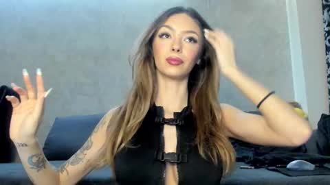 Snapshot of v_deville chatting on January 19, 3:21 am Mia online show from January 19, 3:21 am