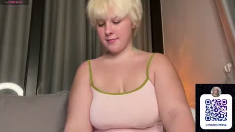 Snapshot of vaeeeliixx chatting on June 26, 8:46 pm eva online show from June 26, 8:46 pm