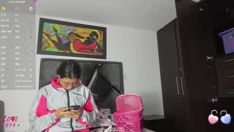 Snapshot of vahiolet_smith chatting on November 5, 3:28 am Vahiolet smith online show from November 5, 3:28 am