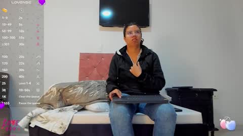 Snapshot of vahiolet_smith chatting on January 9, 3:31 am Vahiolet smith online show from January 9, 3:31 am