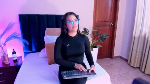 Snapshot of vaialowell chatting on March 2, 6:26 pm VaiaLowell online show from March 2, 6:26 pm