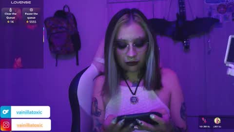 Vainilla Independent model online show from March 8, 11:19 pm